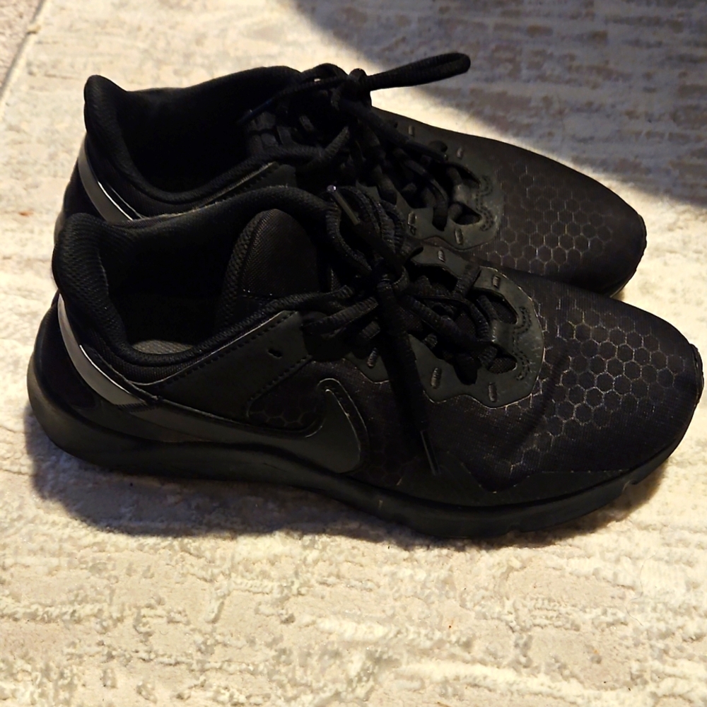 WOMENS NIKE LEGEND ESSENTIAL 2 IN BLACK